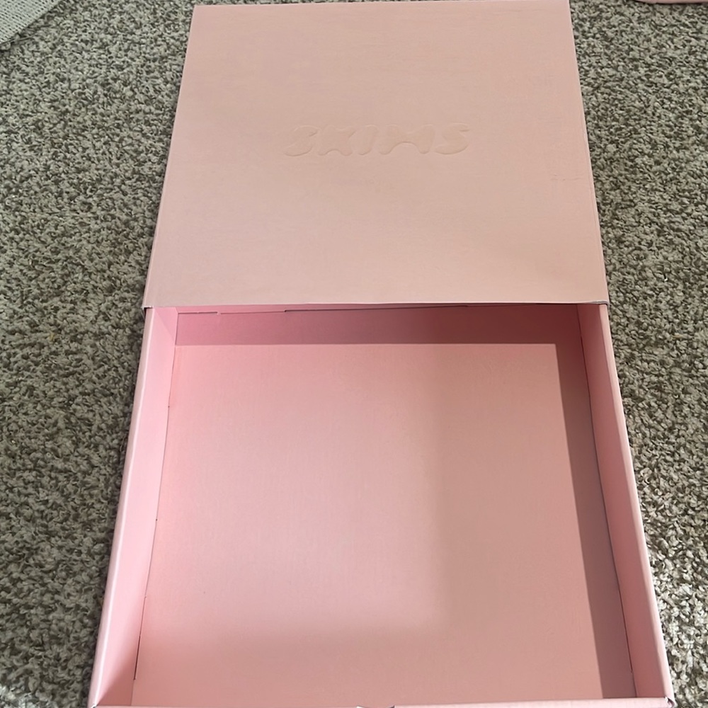 Skims shirt box ONLY